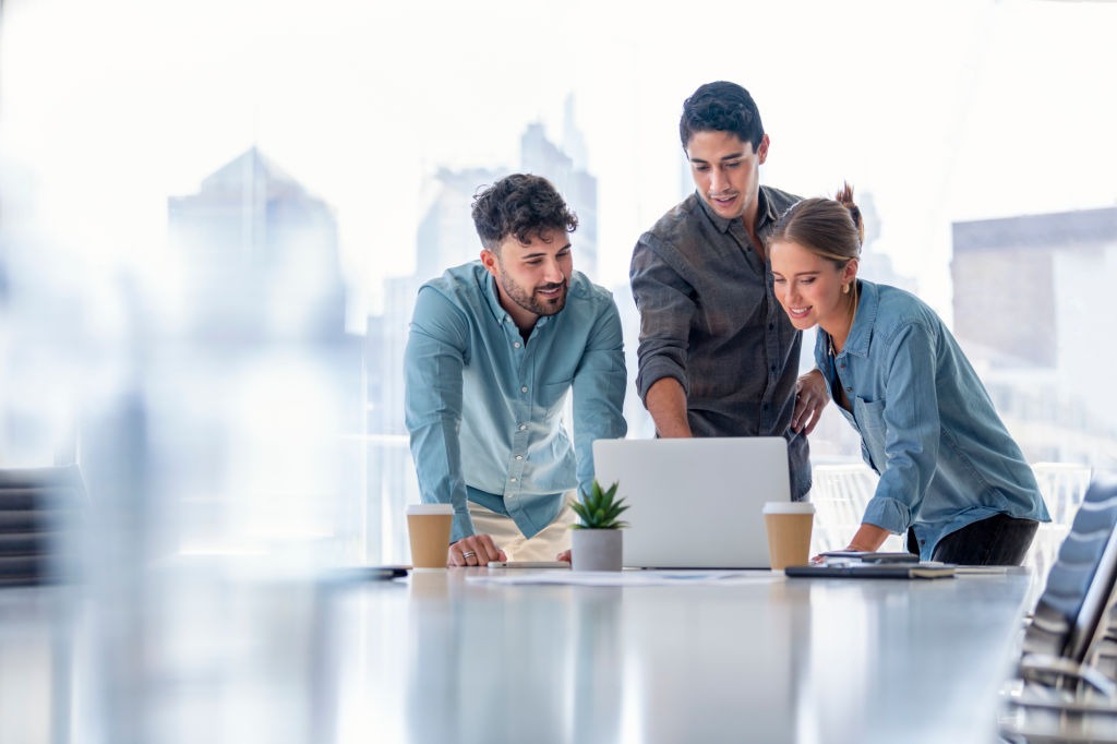 equipo-de-negocios-que-trabaja-en-una-computadora-portátil